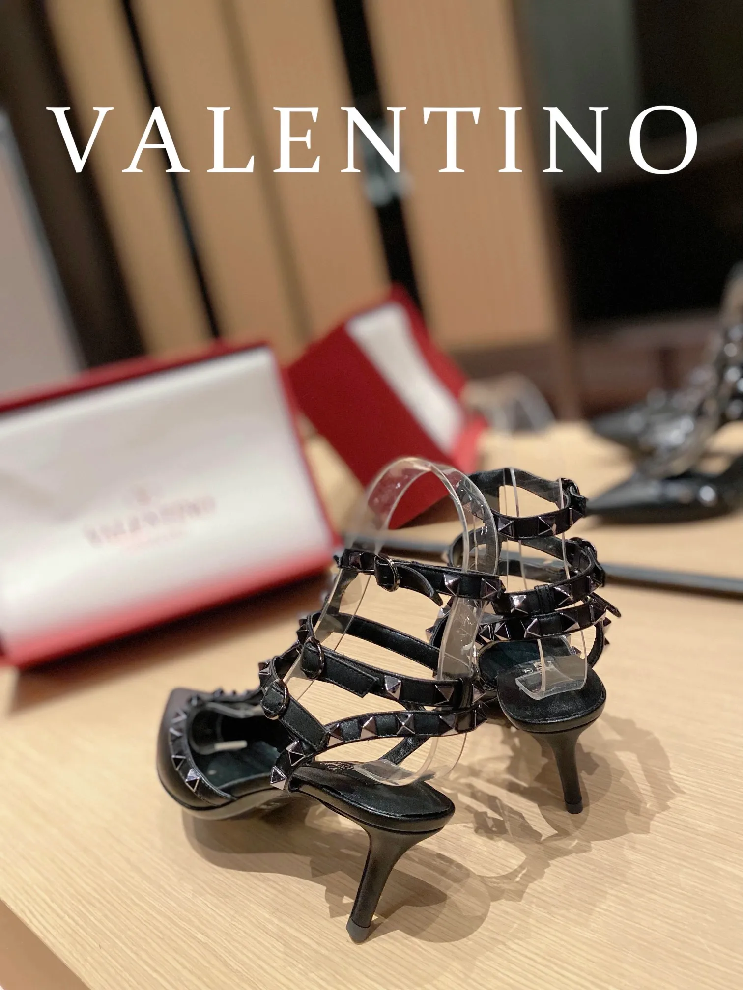 👟👟Ex-factory price 560👟👟 Women's shoes, women's clothing 𝙑𝙖𝙡𝙚𝙣𝙩𝙞𝙣𝙤/Valentino𝙑𝙏 🎁Latest colors😍ʚ😊ɞ has been an Italian national treasure brand since the 1960s. Timeless and deeply rooted in people's hearts❤ Never out of date. One of the must-have items 〰 ɪɴѓᴏʀᴍᴀᴛɪᴏɴ 〰♡ There are many colors for you to choose from💝Original molded electric rivets (non-oxidized) High-end customized imported cowhide➠Mirror patent leather❗️Details in place🆚Exclusive color card💯Comfortable sheepskin lining✅Imported Italian leather outsole🇮🇹 Size: 35-39 (34.40.41.42) Also customized♡♡ Heel height: ➠6.5cm